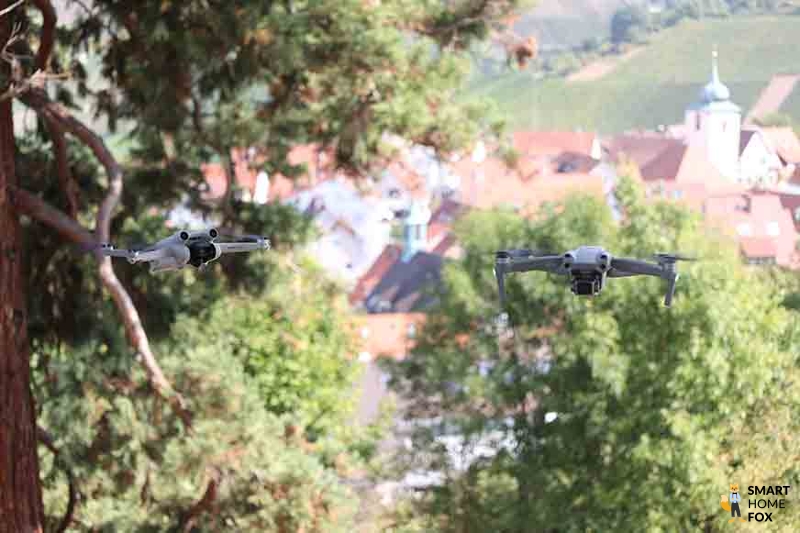 Die DJI Air 2S und DJI Mini 3 Pro fliegen nebeneinander.